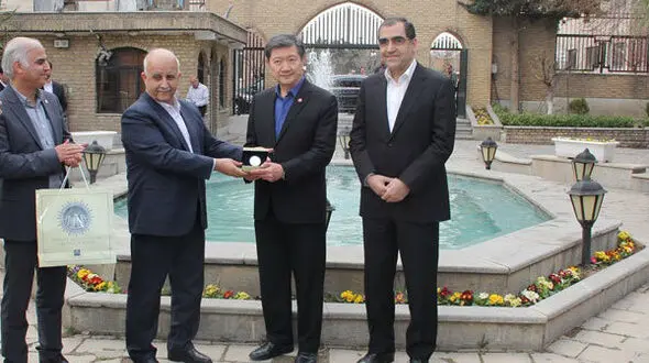 اهدای نشان دانشگاه علوم پزشکی تهران به وزیر بهداشت تایلند 