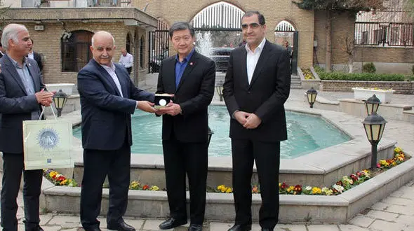 اهدای نشان دانشگاه علوم پزشکی تهران به وزیر بهداشت تایلند 