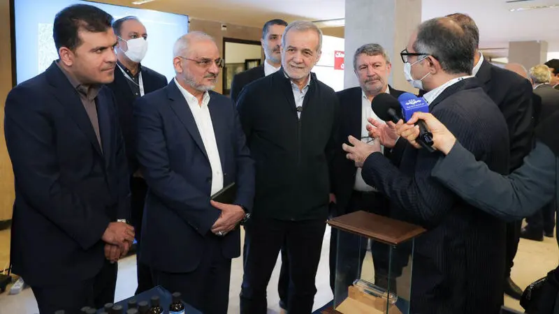 بازدید رئیس‌جمهور از نمایشگاه دستاوردهای صنعت هسته‌ای