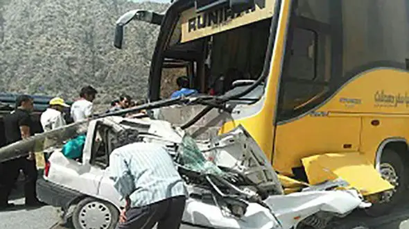 برخورد اتوبوس با خودرو سواری پراید/ 8 تن مجروح شدند 