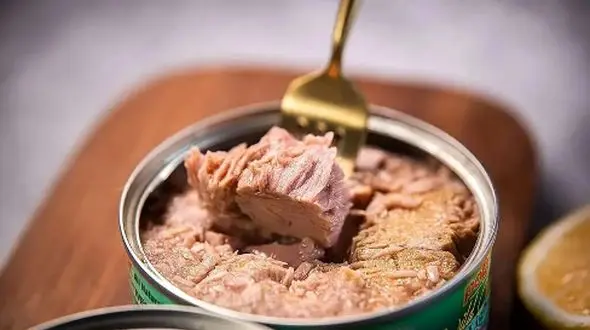 این کنسروها را کنار بگذارید؛ خطر درون قوطی‌ ها پنهان است!