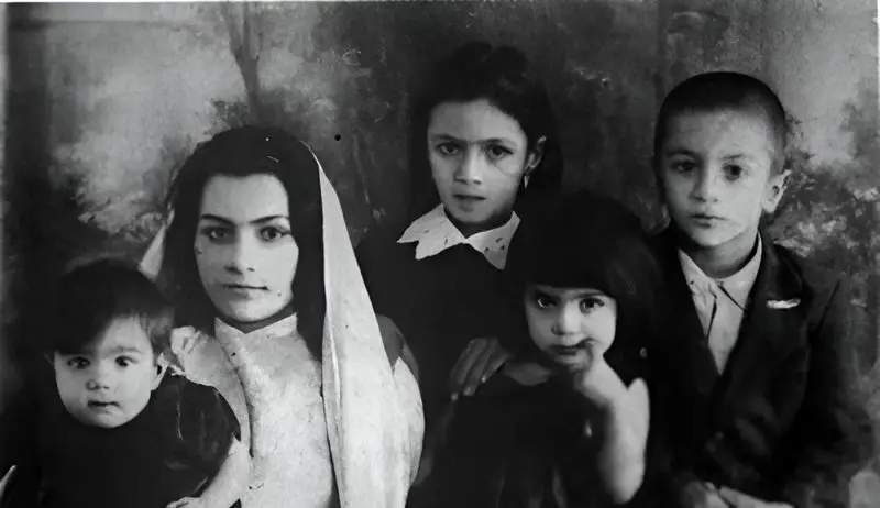 کودکی امین تارخ کنار خواهرانش 1