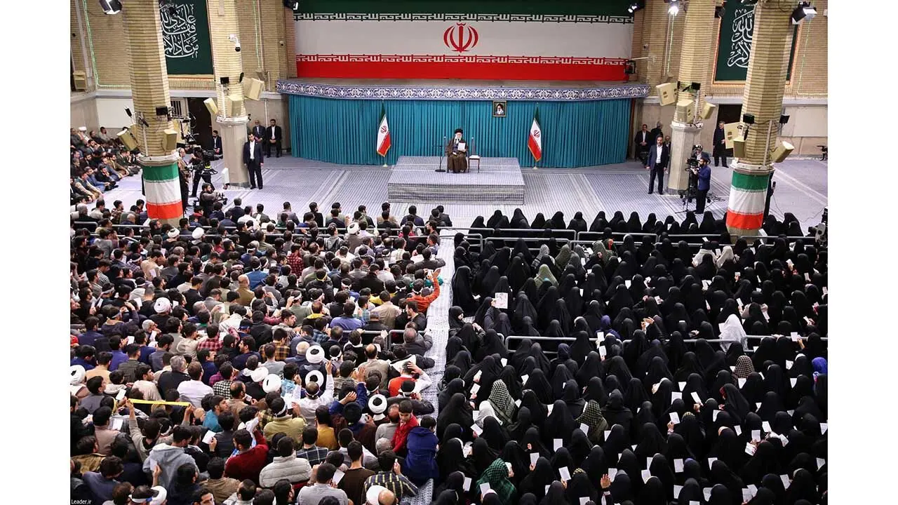 دیدار جمعی از رأی اولی‌ها و خانواده‌های شهدا با رهبر انقلاب حضرت آیت الله العظمی سید علی خامنه ای 1402/12/9