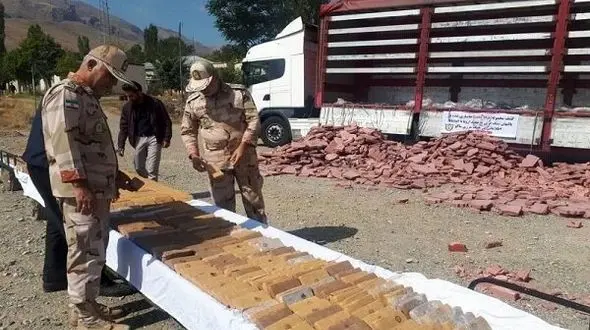  توقیف تریلی و دستگیری قاچاقچی در ماکو