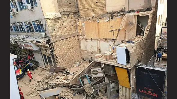 معجزه در زیر آوار ساختمان 2 طبقه قدیمی در خیابان ملت + جزئیات ریزش ساختمان  + فیلم