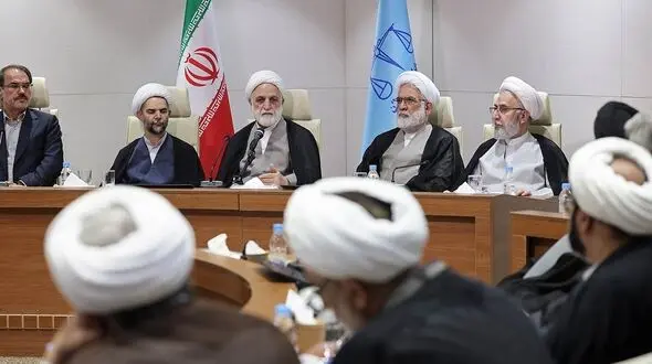 محسنی‌اژه‌ای: گوشت در سردخانه فاسد می‌شود و مردم از گرانی گوشت رنج می‌برند/ ۶۰۰ تن برنج ماه‌ها در بندر مانده است/اجازه نمی‌دهیم پرونده تراستی‌ها مشمول مرور زمان شود/ بدهکاران به بیت‌المال باید بدهی خود را تسویه کنند
