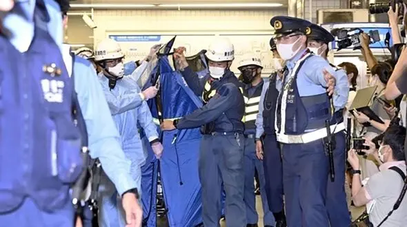 اولین عکس و فیلم از مهاجم به متروی توکیو/ جوکر در دنیای واقعی