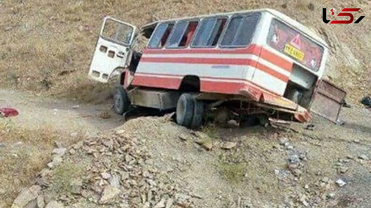  واژگونی خونین مینی بوس در آزاد راه قزوین_ زنجان/ ۱۵ مسافر مصدوم شدند