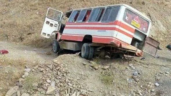  واژگونی خونین مینی بوس در آزاد راه قزوین_ زنجان/ ۱۵ مسافر مصدوم شدند