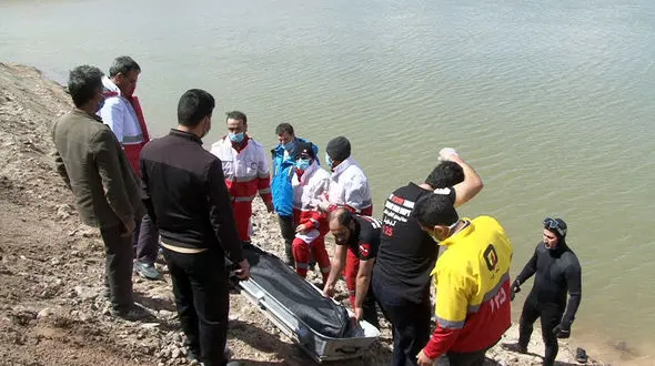 عکس جنازه پسر جوان و غواص ها در سد پارام هریس