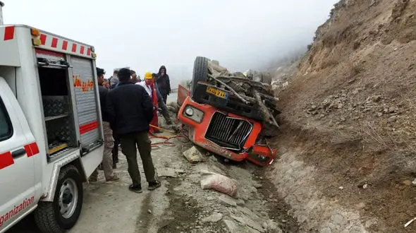 نجات معجزه آسا راننده از زیر تریلی مچاله شده +  عکس و جزئیات