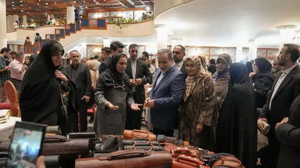 عکس عراقچی و همسر شیک پوشش در بازدید از نمایشگاه خیریه انجمن دیپلماتیک بانوان 