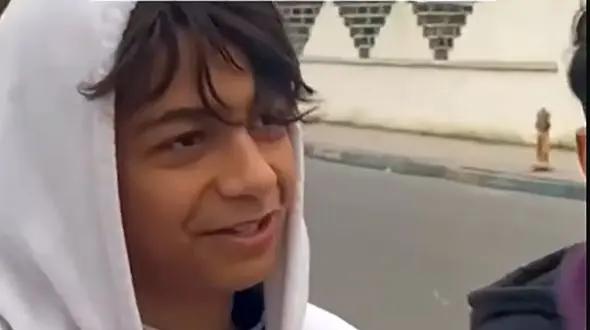 هوادار نوجوان ملوان پس از این مصاحبه به مدرسه می رود