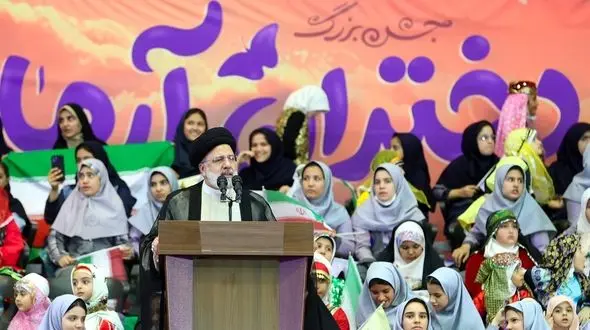  دختران آرمانی/ استقبال پرشور دختران ایران از رئیس‌جمهور به مناسبت روز دختر در ورزشگاه ۱۲هزارنفری آزادی