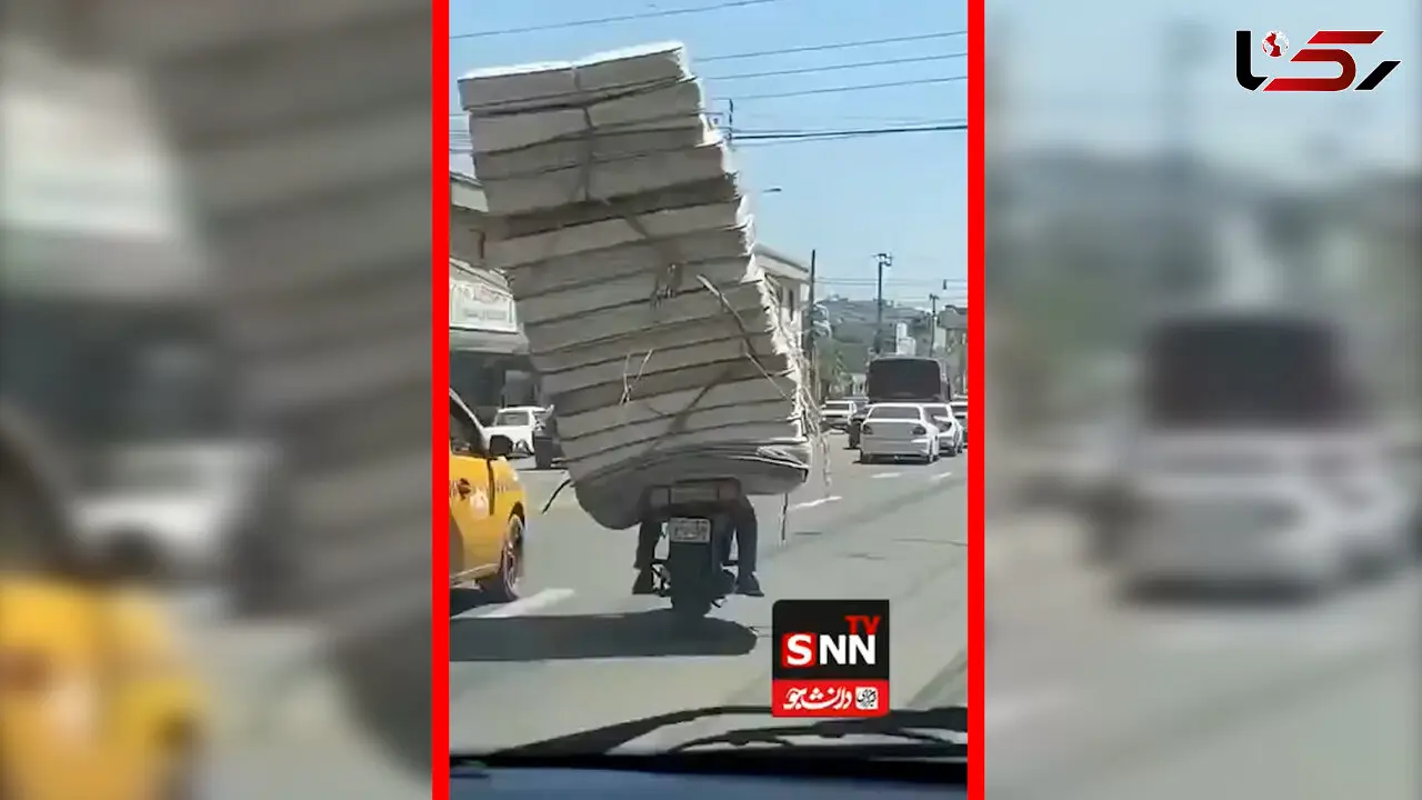 فیلم / موتورسیکلت سوار با بار عظیم تشک‌ها