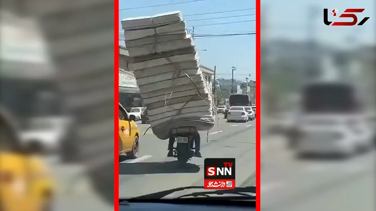 فیلم / موتورسیکلت سوار با بار عظیم تشک‌ها