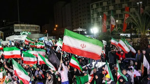  انشا در مورد عید نوروز 1405 / شب های تهران زیر بمباران دشمن 