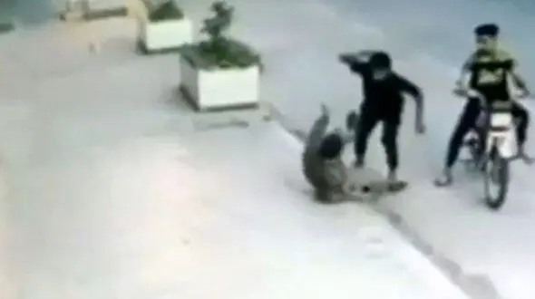 فیلم لحظه سرقت با چاقو در بندرماهشهر