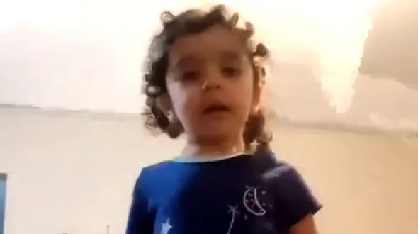 وداع با فرشته‌ای کوچک؛ زهرا برزگر، شهید سه‌ساله‌ای که با سرود «ای ایران» جاودانه شد+ فیلم