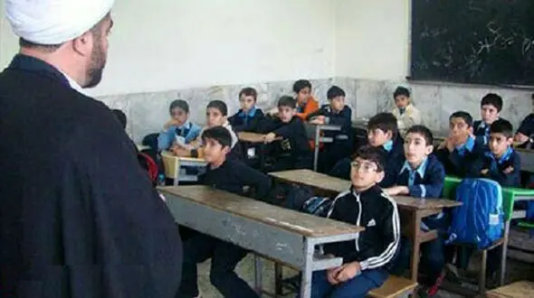 برخی معلمان جذب شده از حوزه علمیه، وسط سال تحصیلی کلاس ها را رها کردند! / دولت برای کلاس های ضمن خدمت معلمان پول دریافت می کند!