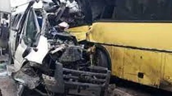 ببینید / لحظه وحشتناک پرت شدن راننده اتوبوس از پنجره پس از تصادف شدید! +فیلم