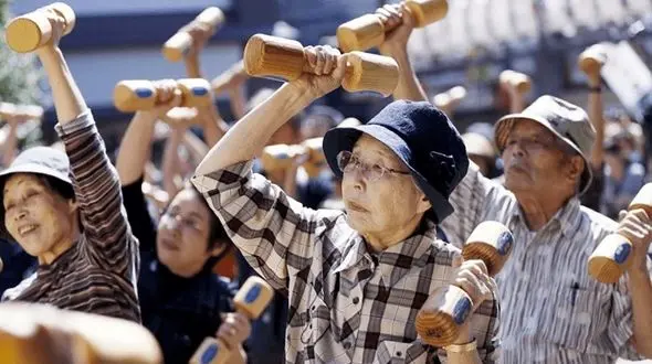  ژاپن به اندازه یک ورزشگاه آزادی افراد بالای 100 سال دارد! / ۹۰ درصد زن هستند