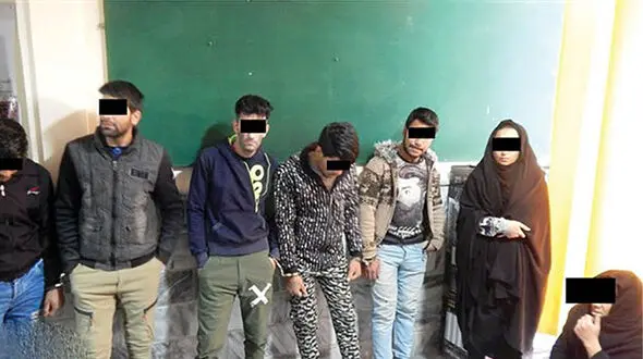  زن بی آبرو  شکارچی زنان و دختران کرمان بود ! / 3 مرد نوچه اش بودند