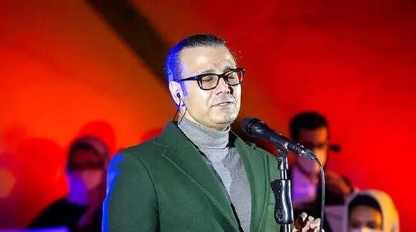 آواز ماندگار؛ ببینید علیرضا قربانی چه شنیدنی و دلنشین آهنگ من عاشق چشمت شدم رو خوند 