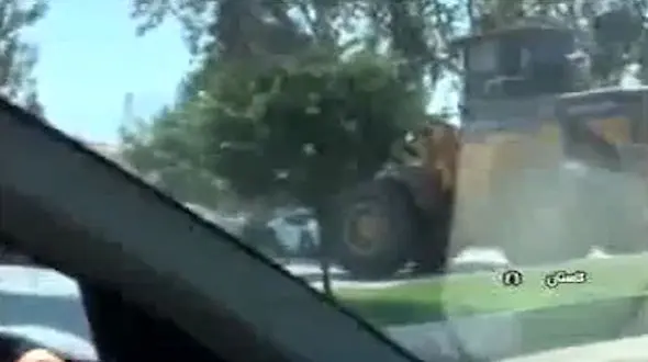 فیلمی از رانندگی جنون آمیز با لودر در خیابان‌های گرگان