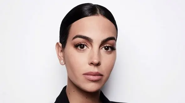 جنجال گردنبند حسرت برانگیز  نامزد رونالدو در عربستان/ زنان عرب از هوش رفتند !