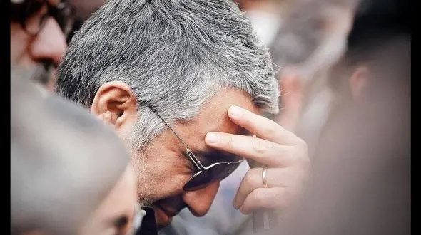 فیلم / نگاهی به مراسم ختم مادر پژمان جمشیدی در ایران  / حضور لاله اسکندری،پیمان قاسم‌خانی، مستانه مهاجر و ... و چهره تکیده و شکسته بازیگر همیشه خندان ....