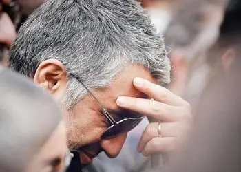 فیلم / نگاهی به مراسم ختم مادر پژمان جمشیدی در ایران  / حضور لاله اسکندری،پیمان قاسم‌خانی، مستانه مهاجر و ... و چهره تکیده و شکسته بازیگر همیشه خندان ....