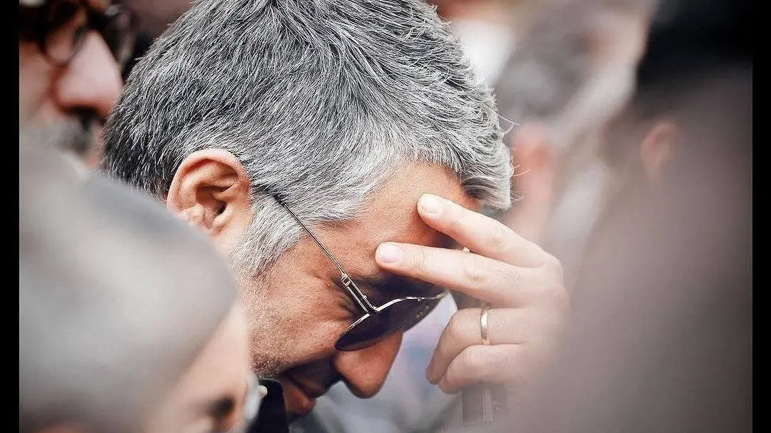 نگاهی به مراسم ختم مادر پژمان جمشیدی در ایران / حضور لاله اسکندری،پیمان قاسم‌خانی، مستانه مهاجر و ... و چهره تکیده و شکسته بازیگر همیشه خندان ....