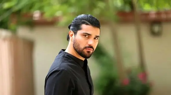 ابراز عشق احساسی سینا مهراد، بازیگر سریال آقازاده به مادر جوان و محجبه‌اش در ملاعام/ مثل نقش هاش مودب و اصیل+عکس