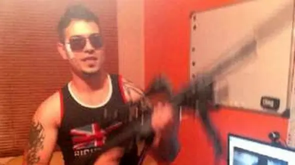 اشکان ابراهیمی با اسلحه های پیشرفته در انگلیس دستگیر شد / این مرد ایرانی قصد انتقام از سیستم قضایی این کشور را داشت + عکس