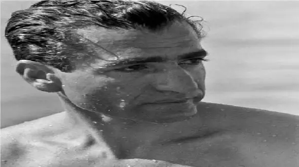 سفر به ایام قدیم؛ استعمال دخانیات محمدرضا پهلوی مخلوع حوله پیچ شده و بعد شنا