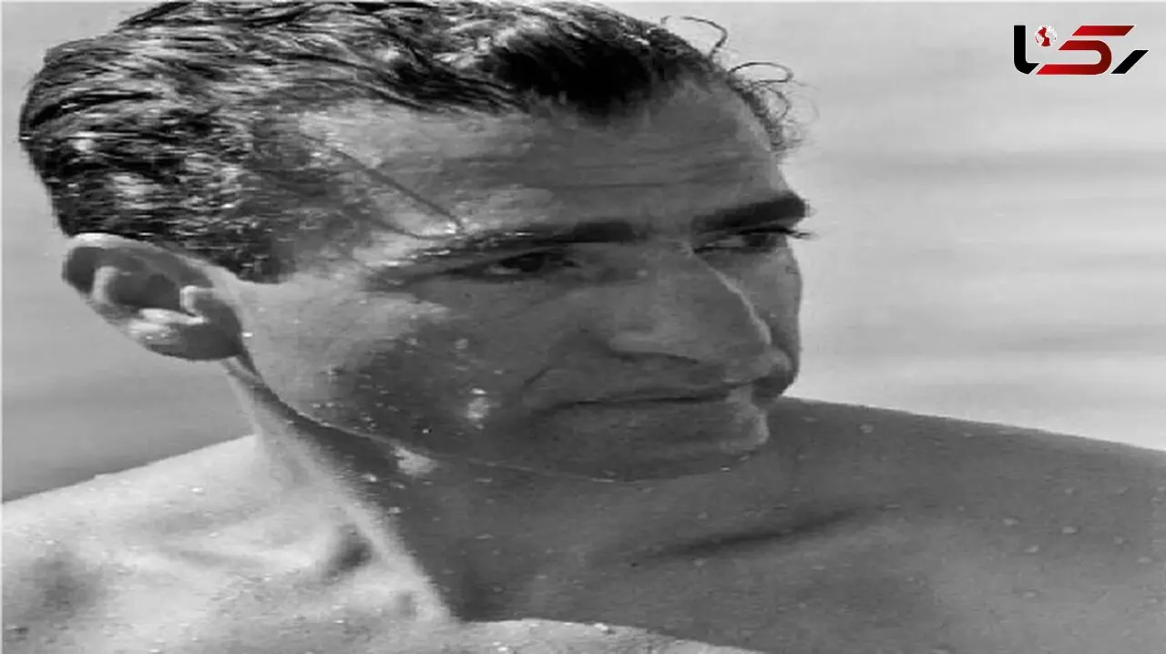 سفر به ایام قدیم؛ استعمال دخانیات محمدرضا پهلوی مخلوع حوله پیچ شده و بعد شنا
