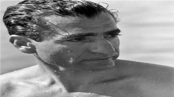 سفر به ایام قدیم؛ استعمال دخانیات محمدرضا پهلوی مخلوع حوله پیچ شده و بعد شنا