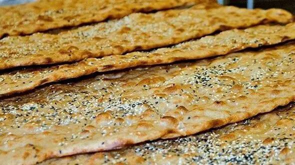 نان سنگگ ۵۰ هزار تومانی در برابر حقوق ۱۰ میلیونی /۱۵ درصد حقوق کارگر، خرج نان خالی با ویژگی خشخاشی!