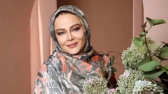 عکس ها / جشن تولد لاکچری بهاره رهنما با تم طلایی و گل آفتابگردان !