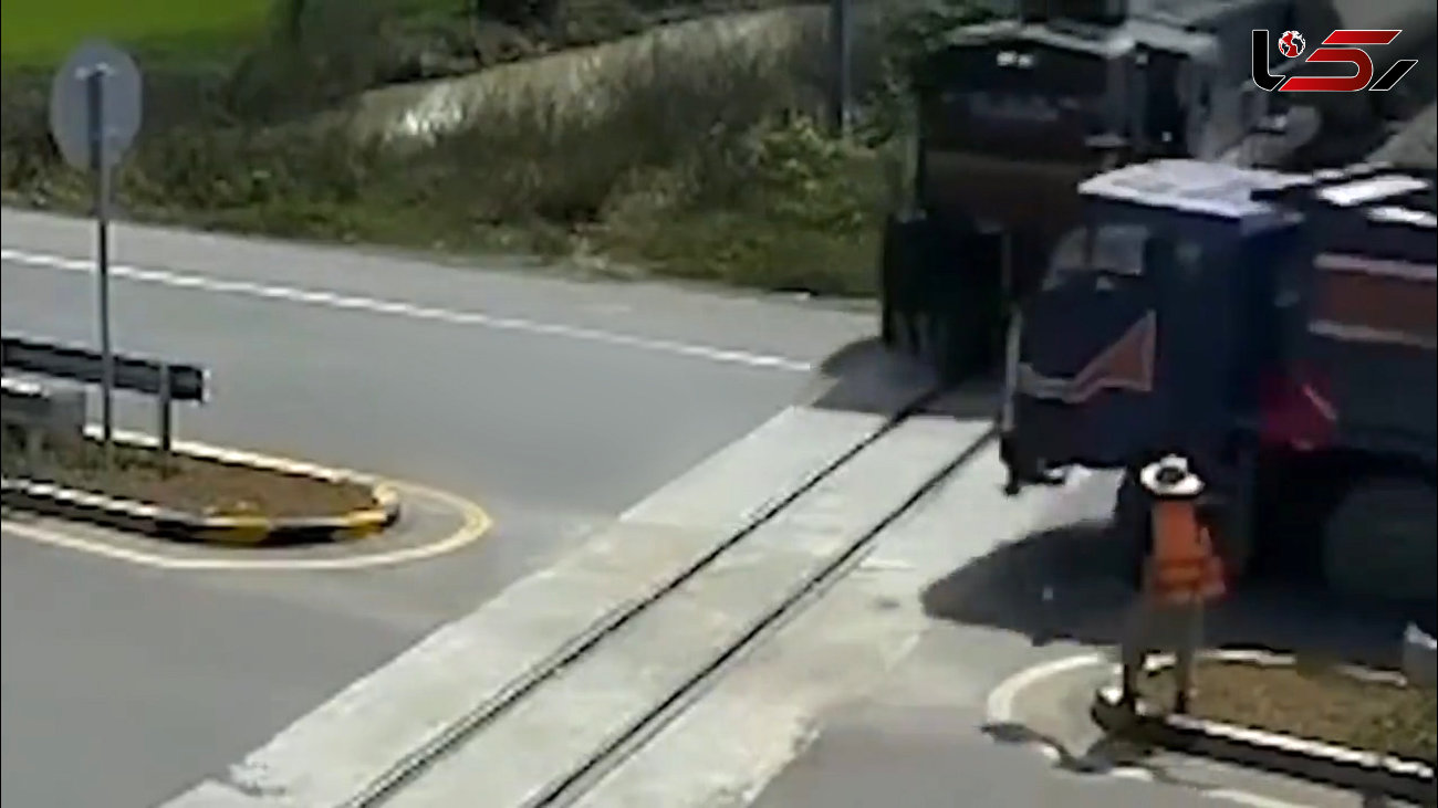 فیلم لحظه وحشتناک تصادف قطار با کامیون / ببینید
