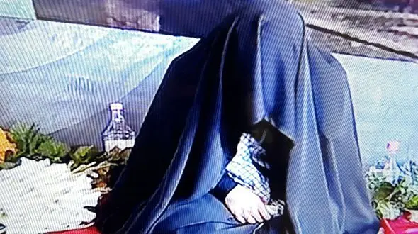 عبای رهبر انقلاب داخل قبر شهید حججی +فیلم و عکس