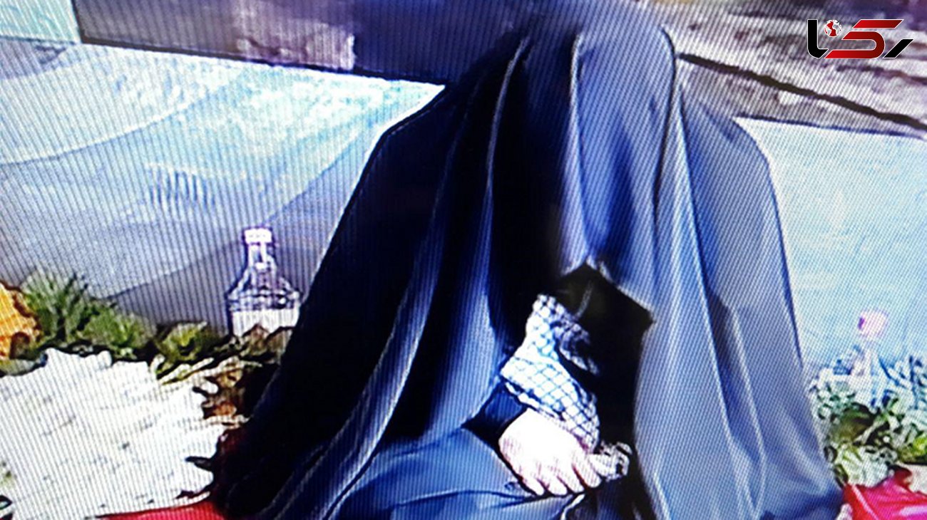 عبای رهبر انقلاب داخل قبر شهید حججی +فیلم و عکس