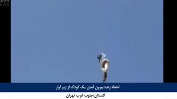 فیلم| لحظه زنده بیرون آمدن کودک از زیر آوار در گلستان 