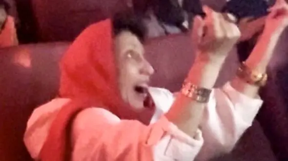 فیلم رقص و آواز این پیرزن در کنسرت ایرال شد ! / ببینید چه حالی می کنه از آهنگ !