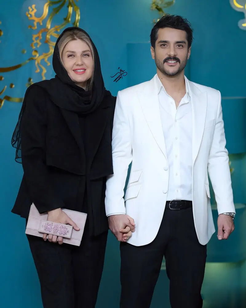 تیپ ساده اما چشمگیر ساعد سهیلی و همسرش در یک مراسم سینمایی / نگاه‌ها به این زوج دوخته شد