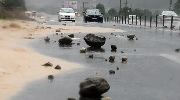 هشدار به مسافران جاده شمال / احتمال ریزش سنگ در جاده کرج - چالوس 