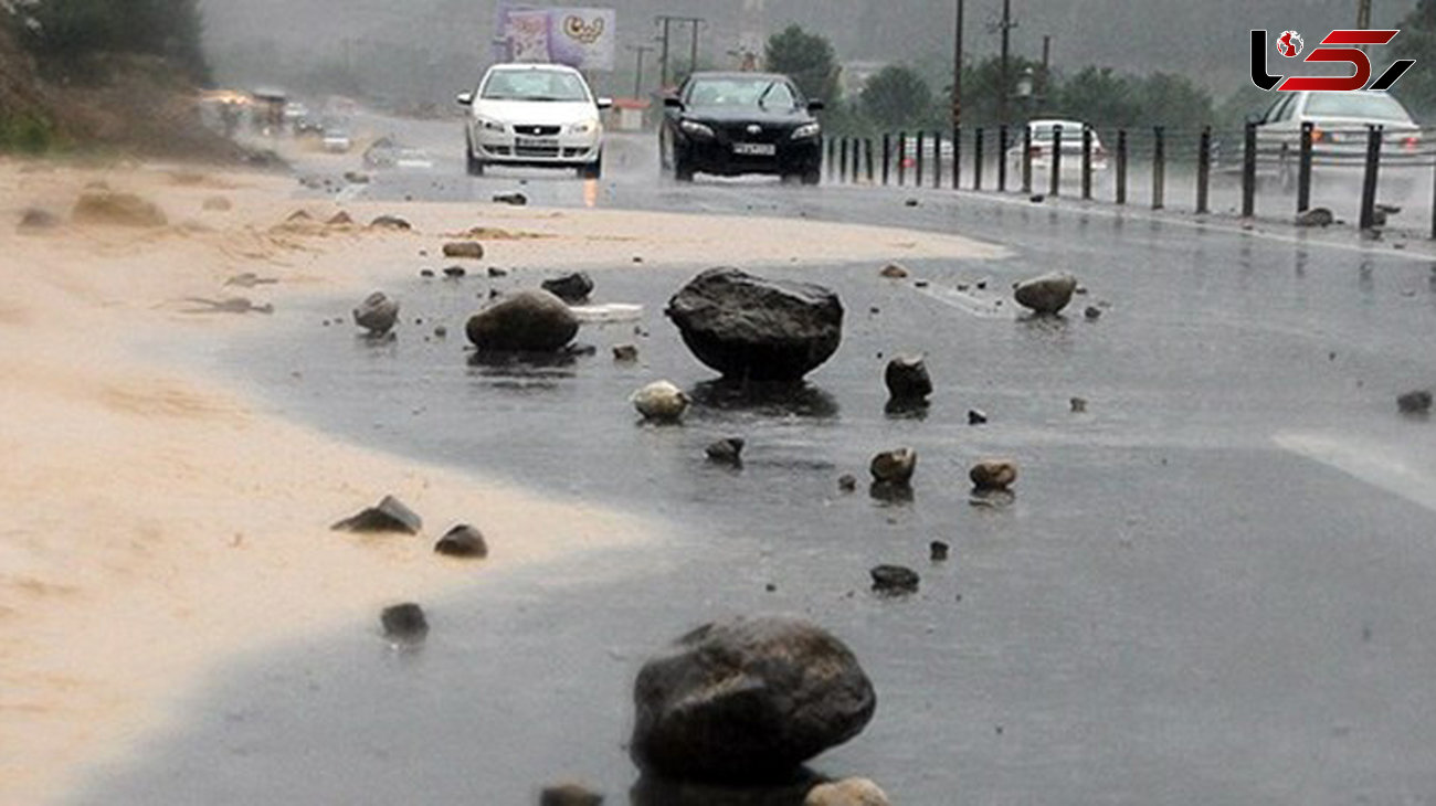 ببینید / سقوط سنگ غول پیکر از کوه به سمت جاده در اثر بارش باران در ایلام