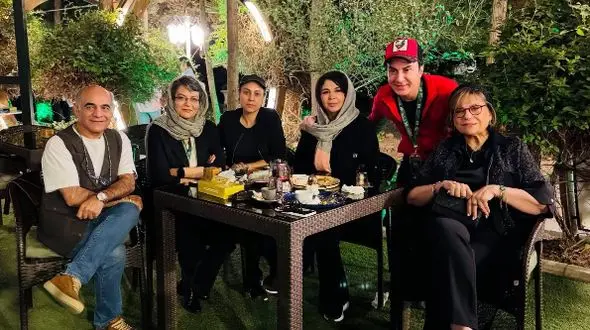 عکس ها / دورهمی چند هنرمند مشهور ایران در یک کافه 