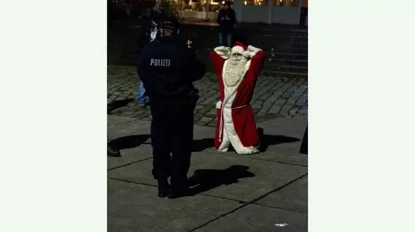 بابانوئل بدون ماسک دستگیر شد + عکس